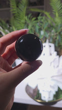 Laden und Abspielen von Videos im Galerie-Viewer, Regenbogen Obsidian Kugel mit Stand
