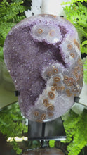 Laden und Abspielen von Videos im Galerie-Viewer, Amethyst mit Stalaktitauge auf Stand
