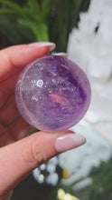 Laden und Abspielen von Videos im Galerie-Viewer, Amethyst Kugel mit Phantomen
