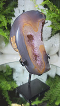 Laden und Abspielen von Videos im Galerie-Viewer, Achat mit Amethyst Mond auf Stand
