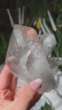 Laden und Abspielen von Videos im Galerie-Viewer, Bergkristall Stufe mit grauem Lithium

