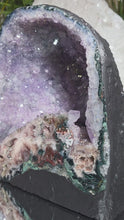 Laden und Abspielen von Videos im Galerie-Viewer, Amethyst mit Pink Amethyst Kathedrale
