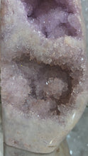 Laden und Abspielen von Videos im Galerie-Viewer, XL Pink Amethyst Freeform
