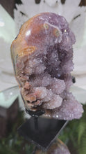 Laden und Abspielen von Videos im Galerie-Viewer, Amethyst mit Stalaktit auf Stand
