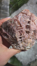 Laden und Abspielen von Videos im Galerie-Viewer, Pink Amethyst mit außergewöhnlicher Calcit Formation
