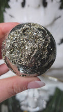 Laden und Abspielen von Videos im Galerie-Viewer, Pyrit Kugel mit Stand
