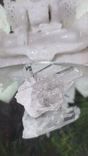 Laden und Abspielen von Videos im Galerie-Viewer, Bergkristall Stufe mit grauen Lithium Einschlüssen
