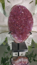 Laden und Abspielen von Videos im Galerie-Viewer, Amethyst Cluster auf Stand
