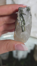 Laden und Abspielen von Videos im Galerie-Viewer, Grüner Turmalin Rohstein in Matrix
