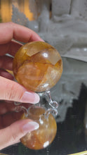 Laden und Abspielen von Videos im Galerie-Viewer, High Quality Golden Healer Kugel mit Stand
