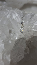 Laden und Abspielen von Videos im Galerie-Viewer, Kettenanhänger Regenbogen Mondstein Silber
