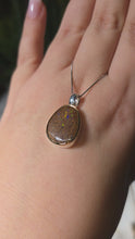 Laden und Abspielen von Videos im Galerie-Viewer, Kettenanhänger Boulder Opal Silber Gold
