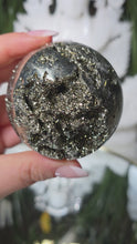 Laden und Abspielen von Videos im Galerie-Viewer, Pyrit Kugel mit Stand
