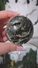Laden und Abspielen von Videos im Galerie-Viewer, Pyrit Kugel mit Stand
