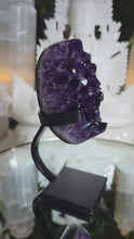 Laden und Abspielen von Videos im Galerie-Viewer, High Quality Amethyst Cluster auf Stand
