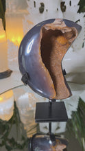 Laden und Abspielen von Videos im Galerie-Viewer, Regenbogen Amethyst Mond Cluster mit Stand
