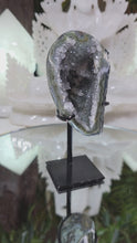 Laden und Abspielen von Videos im Galerie-Viewer, Prasiolith mit Stalaktit auf Stand

