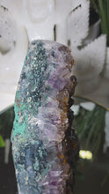 Laden und Abspielen von Videos im Galerie-Viewer, Großer Amethyst Achat Cluster
