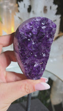 Laden und Abspielen von Videos im Galerie-Viewer, Amethyst Cluster auf Stand
