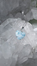 Laden und Abspielen von Videos im Galerie-Viewer, High Quality Kettenanhänger Larimar Herz Silber
