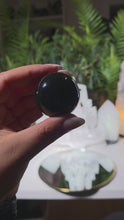 Laden und Abspielen von Videos im Galerie-Viewer, Regenbogen Obsidian Kugel mit Stand
