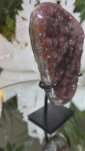 Laden und Abspielen von Videos im Galerie-Viewer, Regenbogen Amethyst Cluster mit Stand
