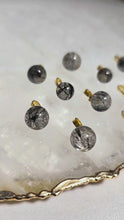 Laden und Abspielen von Videos im Galerie-Viewer, Kettenanhänger Turmalin Bergkristall Gold Variation (stärkster Schutzstein)
