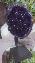 Laden und Abspielen von Videos im Galerie-Viewer, XL High Quality Amethyst Cluster auf Stand
