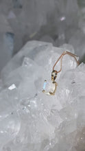 Laden und Abspielen von Videos im Galerie-Viewer, High Quality Kettenanhänger Regenbogen Mondstein facetiert Gold
