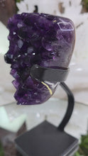 Laden und Abspielen von Videos im Galerie-Viewer, AAA High Quality Amethyst auf Stand
