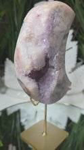 Laden und Abspielen von Videos im Galerie-Viewer, Pink Amethyst mit Amethyst Druzy auf Stand
