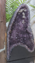 Laden und Abspielen von Videos im Galerie-Viewer, Große Amethyst Kathedrale mit Calcit
