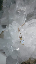 Laden und Abspielen von Videos im Galerie-Viewer, High Quality Kettenanhänger Regenbogen Mondstein Rose Gold
