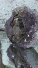 Laden und Abspielen von Videos im Galerie-Viewer, Amethyst Cluster mit Calcit und Hämatit
