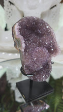 Laden und Abspielen von Videos im Galerie-Viewer, Amethyst mit Stalaktit auf Stand
