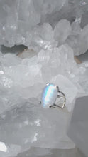 Laden und Abspielen von Videos im Galerie-Viewer, AAA High Quality Ring Regenbogen Mondstein Silber (Ringgr. 49-51)
