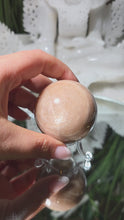 Laden und Abspielen von Videos im Galerie-Viewer, Sonnenstein Mondstein Kugel mit Stand
