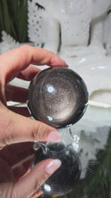Laden und Abspielen von Videos im Galerie-Viewer, Obsidian Kugel mit silbernem Flash
