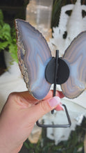 Laden und Abspielen von Videos im Galerie-Viewer, Achat Schmetterling mit Druzy auf Stand
