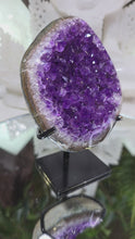 Laden und Abspielen von Videos im Galerie-Viewer, Amethyst Cluster mit Stand
