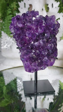 Laden und Abspielen von Videos im Galerie-Viewer, High Quality Amethyst Cluster mit Achat
