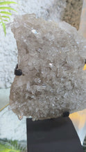 Laden und Abspielen von Videos im Galerie-Viewer, Bergkristall Rauchquarz Stufe mit Stand
