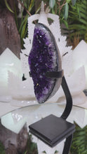 Laden und Abspielen von Videos im Galerie-Viewer, (AAA) High Quality Amethyst auf Stand
