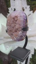 Laden und Abspielen von Videos im Galerie-Viewer, Amethyst mit Zuckerkristallen auf Stand
