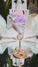 Laden und Abspielen von Videos im Galerie-Viewer, Achat Amethyst Seepferdchen auf Stand
