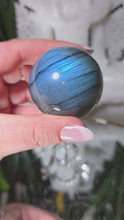 Laden und Abspielen von Videos im Galerie-Viewer, Labradorit Kugel mit Stand
