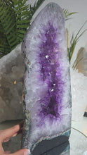 Laden und Abspielen von Videos im Galerie-Viewer, Große Amethyst Kathedrale poliert
