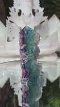 Laden und Abspielen von Videos im Galerie-Viewer, Fluorit Spitze mit Naturstein
