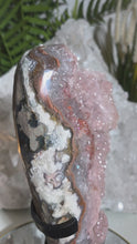 Laden und Abspielen von Videos im Galerie-Viewer, XL Rosa Regenbogen Amethyst Cluster mit Achat auf Stand
