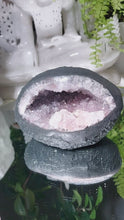 Laden und Abspielen von Videos im Galerie-Viewer, Regenbogen Amethyst Druse mit Calcit
